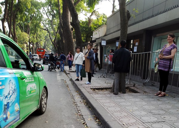 Nhiều cổ động viên có mặt tại đại sứ quán Trung Quốc để xin visa kịp đi cổ vũ U23 Việt Nam